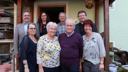 Bild: cs
Der Jubilar Karl Heberl mit Ehefrau Veronika, den Töchtern Cordula Raß (links) und Marion Eschenweck (rechts), und (hintere Reihe, von rechts) Dekan Markus Flasinski, Josef Deinzer, Kerstin Grüner und Bürgermeister Joachim Neuß.