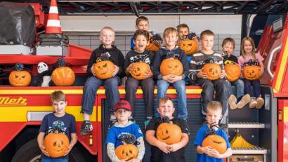 Bild: u
Feuerfunken nennen sich die Jungen und Mädchen der Hirschauer Kinderfeuerwehr. In ihrer Oktober-Gruppenstunde schnitzten sie Kürbisse, um bestens für Halloween gerüstet zu sein.