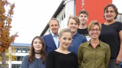 Bild: khg
Schulrat Stephan Tischer (hinten links) und die Organisatorinnen der Aussprachetagung in Vilseck, Barbara Ströll-Seegerer und Jutta Gebhardt (von rechts), mit den Schülersprechern (von links) Janine Hierl (Montessori-Schule Amberg), Wiktoria David (Luitpold-Mittelschule Amberg), Steven Mayer (Krötensee-Mittelschule Sulzbach-Rosenberg) und Paul Zintl (Mittelschule Hahnbach).