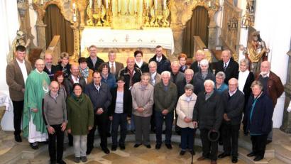 Bild: boj
Die Ehejubilare der Pfarreiengemeinschaft Teunz – Niedermurach – Pertolzhofen mit Pastoralreferent Andreas Holzfurtner und Pfarrer Herbert Rösl (von links) sowie Pastoralreferent Andreas Hartung (hintere Reihe, Vierter von links), stellten sich zum erinnerungsbild. Die 14 Paare brachten es auf insgesamt 637 Ehejahre.