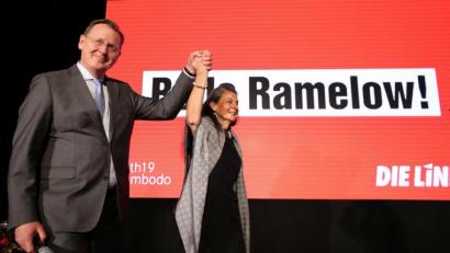 Bild: Jan Woitas/dpa
Bodo Ramelow (Die Linke), Ministerpräsident von Thüringen, kommt mit seiner Ehefrau Germana Alberti vom Hofe zur Wahlparty.