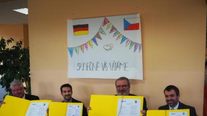 Bild: stn
Stolz zeigen (von links) Bürgermeister Günter Stich, Bürgermeister Jan Opl, Rektor Gerhard Steiner und Schulleiter MGR Tomas Vavra die unterzeichneten Partnerschaftsurkunden.