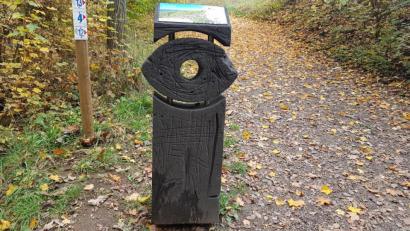 Bild: gi
Kratzereien an der Stele, dem Natur-Navi, im Kurpark Moosbach verunstalten die neue Infostelle.
