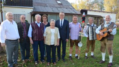 Bild: jr
Lothar Herzog feierte am Samstag seinen 90. Geburtstag. Dazu gratulierte auch eine kleine Abordnung der Falkenberger Zoiglmusik mit (von rechts) Willi Zeidler, Hans und Jürgen König. Im Bild (von links) Bruder Wolfgang, Sohn Siegfried, Jubilar Lothar Herzog, Schwiegertochter Hedwig, sowie Bürgermeister Franz Stahl.