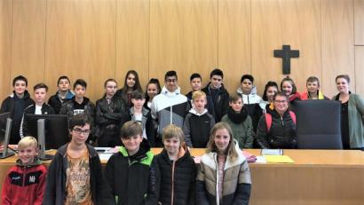 Bild: rgr
Für die Siebtklässler steht ein besonderer Schultag an. Statt im Klassenzimmer über ihren Büchern zu lernen, verfolgen sie eine Verhandlung im Weidener Amtsgericht.
