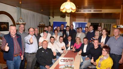 Bild: bey
Gut gelaunt und optimistisch präsentieren sich die CSU-Stadtratskandidaten mit Bürgermeister- und Spitzenkandidat Rainer Rewitzer (Mitte). CSU-Kreisvorsitzender Stephan Oetzinger, MdL, stärkt Bürgermeister Rainer Rewitzer im übertragenen Sinn der Rücken.