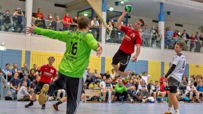 Bild: Günter Uschold (gud)
Michael Fleischer (HV Oberviechtach) scheitert in dieser Szene an Torhüter Maximilan Schlehuber (FC Neunburg vorm Wald), am Ende hatte der HV aber mit 33:30 das bessere Ende für sich.