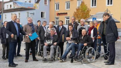 Bild: Christopher Dotzler
Roland Steher (links) sprach vor den Bauausschuss-Mitgliedern über die behindertengerechten Parkplätze auf dem Marktplatz.