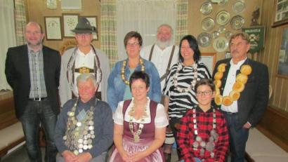 Bild: is
Die neuen Würdenträger der Riggauer Waldlustschützen stehen fest. Mit im Bild sind (von links) Schützenkönig Josef Liebl, Schützenliesl Angelika Schlicht und Jugendkönig Jonas Dümmelbeck sowie (hinten) zweiter Bürgermeister Max Schwärzer, Wurstkönig Berhard Geigenmüller, Susanne Schildbach (Zweite bei den Damen), Schützenmeister Markus Merkl, Britta Kastner (Dritte bei den Damen) und Semmelkönig Bernd Fischer.