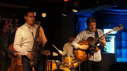 Bild: Höllerer Michael
Die „Roberto Brossard New Group” zeigte im Bistrot Paris ein Gefühl für Swing, Groove und unvorhersehbare Wechsel der Rhythmen.