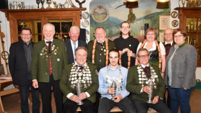 Bild: hcz
Die Schützenkönige (vorne), die Vizekönige (mit Wurstketten dahinter), Schützenmeister Alois Lukas (Zweiter von links) und die Ehrengäste feiern den Höhepunkt des Schützenjahrs.