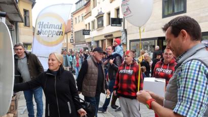 Bild: Hirsch
City-Manager Roland Kittel (rechts) und IHK-Geschäftsstellenleiter Manuel Lischka (links) ließen die Passanten am Glücksrad drehen und verteilten Geschenke.