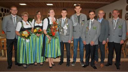Bild: sön
Stellvertretender Schützenmeister Thorsten Malotta und Bürgermeister Erwin Geitner (von rechts) gratulierten gemeinsam mit Schützenmeister Thomas Graf (links) den neuen Würdenträgern Schützenliesl Michaela Krämer und Schützenkönig Samuel Fritz (Vierter und Fünfter von links), den Zofen Erika Buchholz und Heidi Malotta sowie den Rittern Bastian Klever und Manfred Hiermann (ab Zweiter von links).