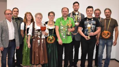 Bild: rgr
Dominik Kormann (Sechster von links) ist neuer Schützenkönig bei den Eichenlaub-Schützen. Norman Lehner (rechts daneben) darf sich nun Bogenkönig nennen und Hannes Dobmeier (Dritter von rechts) Jugendkönig. Gerlinde Friedrich (Vierte von links) trägt den Titel der Schützenliesl.