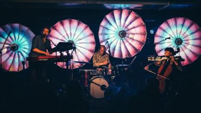 Bild: exb/Sebastian Reiter
Keyboards, Schlagzeug, Cello? Gitarre, Schlagzeug, Piano? Oder Bass, Schlagzeug, Keyboards"? Nicht nur in Sachen Arrangement sind Mark Berube, Daniel Schröteler und Kristina Koropecki (von links) wandlungsfähig.