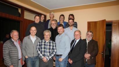 Bild: frd
Die neu gewählte Vorstandschaft wird weiterhin von Andreas Eckl (vorne, Dritter von links) und seinen beiden Stellvertretern Jürgen Böhm (Vierter von links) und Peter Haas (Fünfter von links) geführt. Bürgermeister Armin Schärtl (rechts) gratulierte den Gewählten.