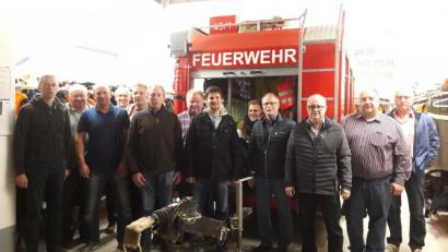 Bild: Max Bindl/exb
Eine Gruppe der Freien Wähler Konnersreuth um Vorsitzenden Max Bindl (Vierter von rechts) besichtigte das Gerätehaus der Feuerwehr Neudorf-Rosenbühl.