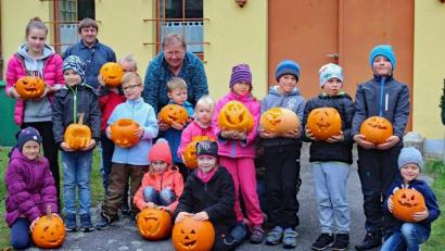 Bild: sön
Stolz präsentierten die Kinder der ersten Gruppe mit Vorsitzender Maria Mayer ihre Kürbisköpfe – alle mit einem „so richtig grausligen Halloweeng’sicht“. Sämtliche Schnitzer waren mit großem Eifer bei der Sache und freuen sich jetzt schon auf eine gewisse Schockwirkung ihrer Kunstwerke.