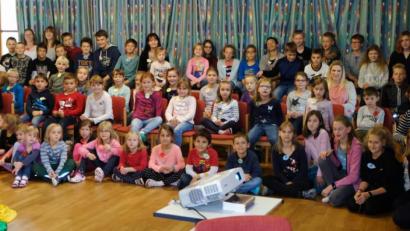 Bild: le
Vollbesetzt ist am Freitag das evangelische Gemeindehaus beim Auftakt der Kinder-Bibel-Woche, die auch von beiden Ortsgeistlichen begleitet wird.