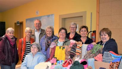 Bild: rgr
Der Strickkreis Süßenweiher übergibt 175 gestrickte Sachen an Monika Sebald (rechts), Leiterin des Bürgerladens Grafenwöhr. Sie und der Vorsitzende des Bürgervereins Grafenwöhr-Eschenbach-Pressath, Helmut Wächter, bedanken sich dafür.