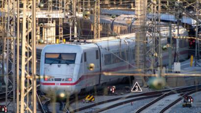 Bild: Peter Kneffel
Die Deutsche Bahn hat am Hauptbahnhof in München nicht alle Uhren auf die Normalzeit zurückgestellt.