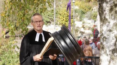 Bild: mfh
Eine Felgenglocke nach afrikanischem Vorbild springt ein, so lange das Geläut der Johanniskirche aus Sicherheitsgründen stumm bleibt. Pfarrer Uwe Markert erntet für diese Zustimmung viel Zustimmung bei den Gottesdienstbesuchern.