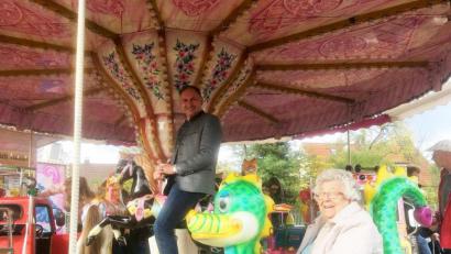 Bild: sei
Resi Lang (vorne) hatte ihren Spaß mit Richard Kammerer (hinten) im Kinderkarussell. Der Bürgermeister löste sein Versprechen ein, dass er wieder Kirchweihstände nach Mantel bringt, und dann mit Resi Karussell fährt. Eigentlich wäre Resi eine Schiffschaukel lieber gewesen, aber die gab es leider nicht am Festplatz.