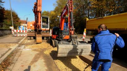 Bild: Stephan Huber
Auf der Zielgerade befindet sich die Baustelle der Stadtwerke in der Sulzbacher Straße. Bis der Verkehrt aber wieder störungsfrei rollen kann, werden noch zusätzlich 14 Tage ins Land ziehen.