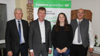 Bild: ral
Neu in der Fachberatung des BBV-Kreisverbandes ist Alexandra Gietl (Zweite von rechts). Mit im Bild (von links) Landwirtschaftsdirektor Georg Mayer, BBV-Kreisobmann Josef Irlbacher und BBV-Geschäftsführer Josef Wittmann.