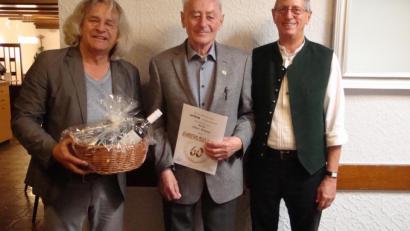 Bild: ksi
Bernhard Hübl (links) und Hans Seigner (rechts) überreichten Elmar Heimerl die Goldene Ehrennadel mit Urkunde für 60 Jahre Mitgliedschaft.