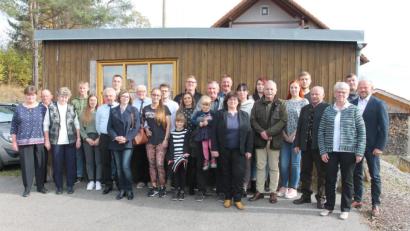 Bild: pi
Josef "Rico" Bauer (mit Enkelin im Arm) genießt die Feier zum 70. Geburtstag.