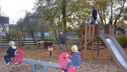 Bild: Kunz
Die Frauenrichter befürchten Risiko für ihre Kinder durch Raser und erhöhtes Verkehrsaufkommen, sollte eine Ampellösung an der Ausfahrt der A 93 kommen.