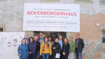 Bild: Susanne Forster
Die Denkmalschutzpolitische Sprecherin der Grünen Sabine Weigand (Fünfte von rechts) und Anna Toman (Siebte von rechts) besichtigt mit dem Grünen Kreisverband Tirschenreuth und Vertretern des Ackerbürgerhausvereins das historische Gebäude.