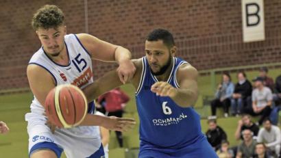 Bild: Büttner, Gerhard
Philipp Wagner (links) steuerte 13 Punkte zum Sieg der Weidener Hamm Baskets bei.