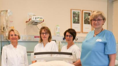 Bild: Klinikum Fichtelgebirge/exb
Die Chefärztin der Frauenklinik Dr. Maria Dietrich, Stationsleiterin Kathrin Schwientek, stellvertretende Stationsleiterin Christina Fraas und Hebamme Johanna Wiesner (von links) freuen sich über das moderne Entbindungsbett.