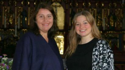 Bild: u
„Amoi seng ma uns wieda – Musik zum Abschied“: Unter diesem Titel gestalten Melanie Dotzler (rechts), alias Sängerin Mièl, und Pianistin Iryna Hermann im Trauermonat November vier Konzerte in Amberg, Hirschau und Gebenbach.