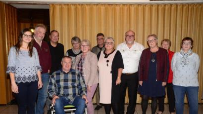 Bild: bey
Quirin Gierisch (sitzend) wird in der Jahreshauptversammlung des VdK Neustadt als Vorsitzender bestätigt. Stellvertreterin ist Brigitte Ramming, Schriftführerin Elisabeth Guldner, Kassier Dieter Hannes, Frauenbeauftragte Beate Götz, Jugendbeauftragte Claudia Beer (rechts, neben dem Vorsitzenden). Die Beisitzer (hinten) ergänzen die Führungsriege. Zur Wahl gratuliert Kreisgeschäftsführerin Sarah Klos (links).