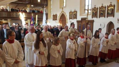 Bild: fdl
Viele Gläubige aus den Pfarreien Hirschau und Ehenfeld nehmen an der Installation von Pfarrer Johann Hofmann in der Hirschauer Pfarrkirche teil.