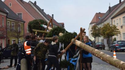 Bild: mh
Mit Muskelkraft wird der Baum in die Senkrechte befördert.