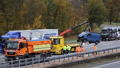 Bild: Dobler
Mit voller Wucht prallte der Transporter auf einen Sicherungsanhänger der Autobahnmeisterei. Für die Bergungs- und Aufräumarbeiten musste der linke Fahrstreifen eineinhalb Stunden gesperrt werden.