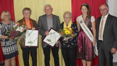 Bild: Schönberger, Ferdinand [fsb]
Die geehrten Mitglieder Hannelore Geisler (Zweite von links) und Josef Schaller (Dritter von links) mit stellvertretender Kreisvorsitzender Rita Rosner (links), Holunderkönigin Sandra Neubeck und Kreisvorsitzendem Albert Nickl (rechts=