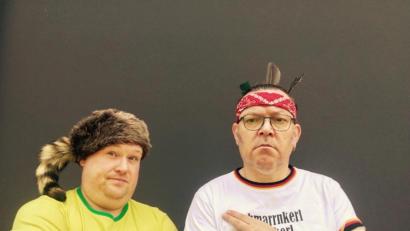 Bild: exb
Den passenden Kopfschmuck haben sie schon auf: Schmarrnkerl und Funkerl lesen in Schmidmühlen aus Eugen Okers "Winnetou in Bayern".