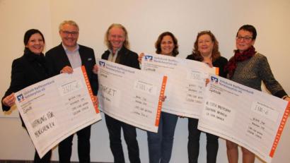 Bild: exb
Vollbepackt mit riesigen Schecks sind (von links) Lisa Schöner, Thomas Ebnet, Hubert Schober, Joanna Ostaszewska, Lions Präsidentin Andrea Schubert und Petra Helgert.