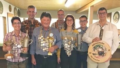 Bild: nm
An Maria Hösl, Harald Häupler und Magdalena Hettler (vorne, von links) gehen die begehrten Königstitel. In den Blickpunkt rücken bei der Schützengilde Einigkeit darüber hinaus eine Reihe weiterer Wettbewerbe.