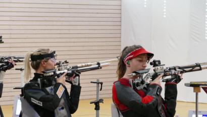 Bild: rwo
Maria Kausler (rechts) sorgte im Stechen gegen Julia Bauer mit einer 10,6 beim vierten Stechschuss für die Entscheidung zu Gunsten ihres Teams.