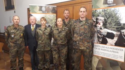 Über den Seiteneinstieg als Reservist informieren (von links) Kreisvorsitzender Manfred Zettl, Organisationsleiter Günter Bogner, Jäger der Reserve Lisa Zettl, Oberleutnant Melanie Hantzschmann, Stabsfeldwebel Huberth Rosner und Oberstleutnant Thomas Arndt.