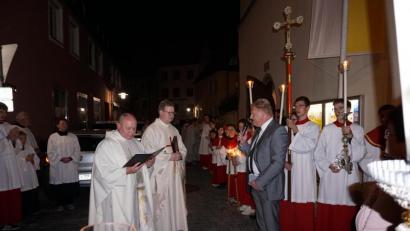 Bild: kaz
Kirchenpfleger Reinhard Herr (Mitte) hieß Pfarrer Thomas Kraus (vorn, Zweiter von links) vor der Stadtpfarrkirche herzlich willkommen.