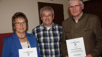 Bild: frd
Zum Dank für jahrzehntelange ehrenamtliche Tätigkeit in der TV- Familie wurden Monika Kalb (links) und Johann Pamler (rechts) vom Vorsitzenden Andreas Eckl zu Ehrenmitgliedern des TV Nabburg ernannt.