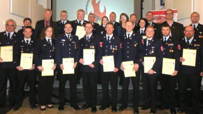 Bild: Hirsch
Die Jugendfeuerwehr im Landkreis zeichnete bei einem Ehrenabend in der Schwandorfer Spitalkirche verdiente Jugendwarte mit Ehrennadeln in Gold und Silber aus.