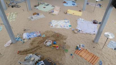 Bild: esa
"Sun & Sea (Marina)" heißt das Kunstwerk, mit dem Litauen auf der Biennale in Venedig vertreten ist. Wer es am falschen Tag ansehen will, ist enttäuscht: Die singenden Badegäste fehlen.